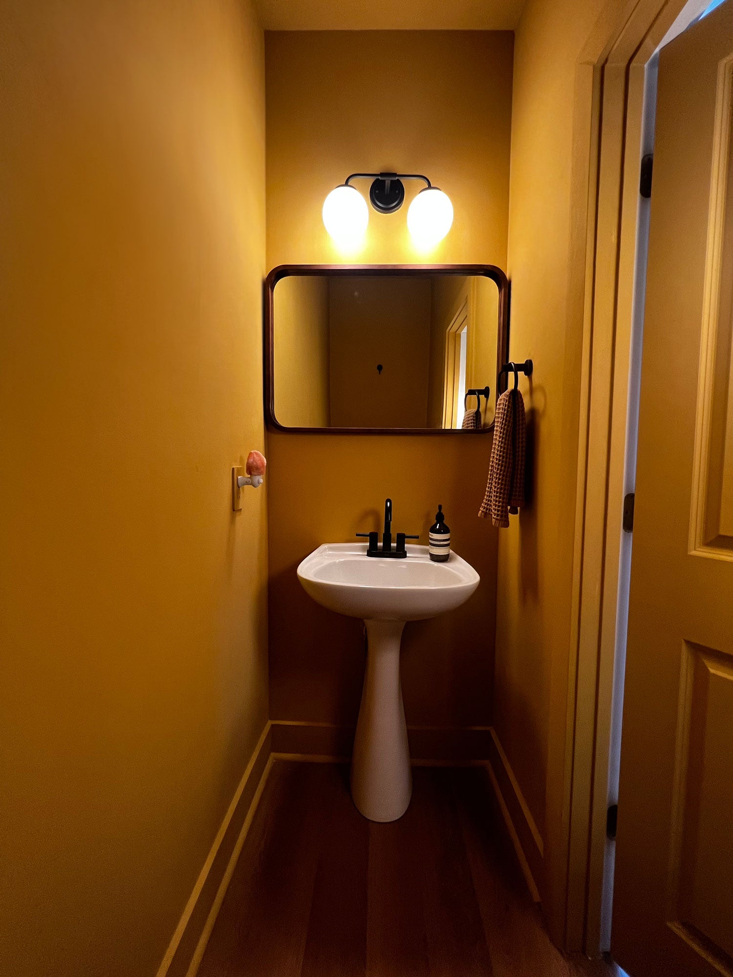 bathroom painted yellow Manjal