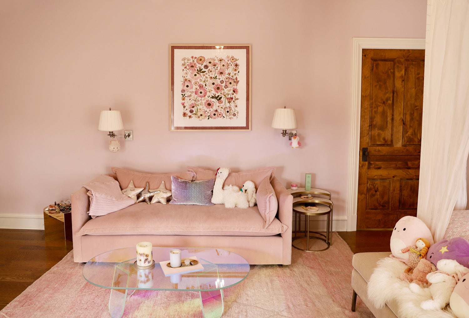 Momoiro pink living room