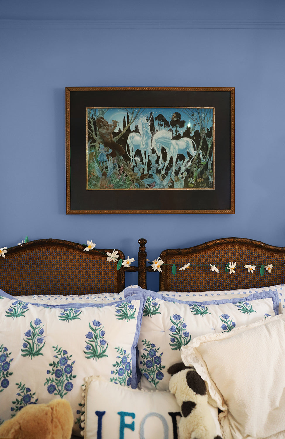 bedroom painted in blue Marigny
