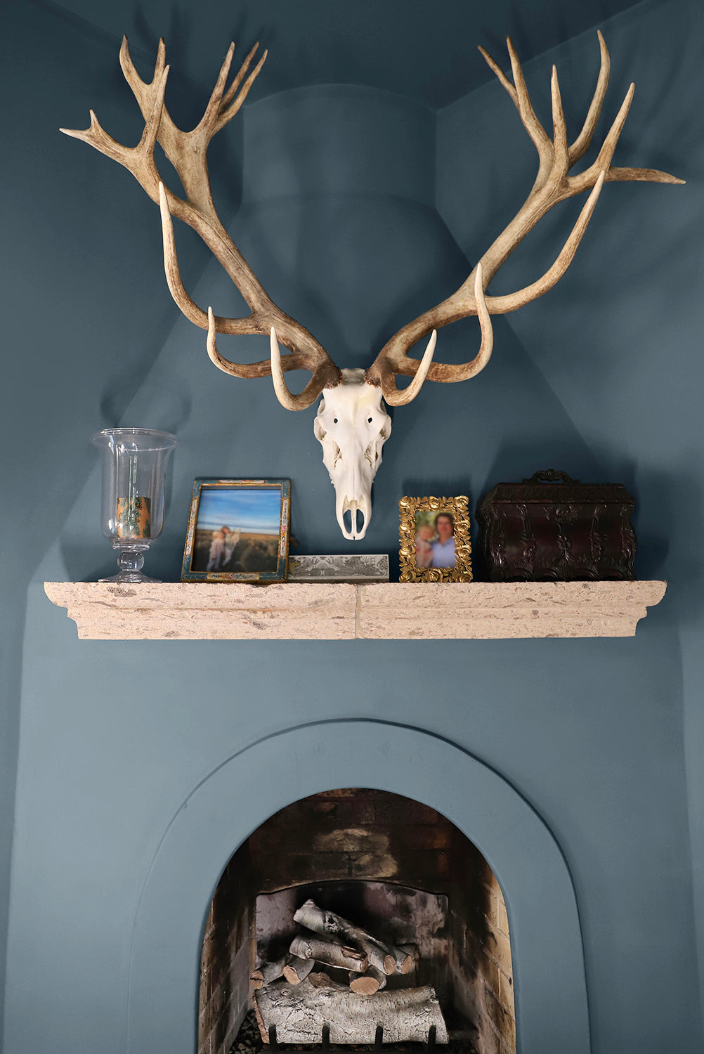 living room in mineral paint blue Night Train